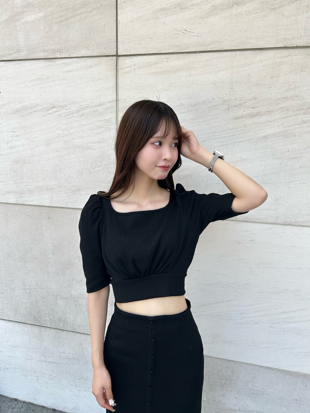 ブラック系のスカート、ブラック系のTシャツ/カットソー、ブラック系のパンプスを着用したレディースの夏コーディネートの2枚目の写真