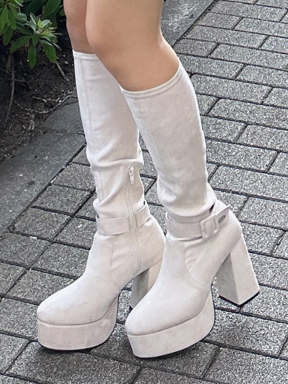 ブラック系のスカート、ブラック系のテーラードジャケット、ホワイト系のブーツを着用したレディースの秋コーディネートの5枚目の写真