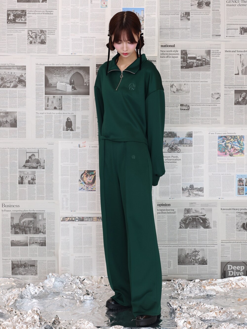 グリーン系のTシャツ/カットソー、グリーン系のその他パンツ、その他のブーツを着用したレディースの夏コーディネートの2枚目の写真