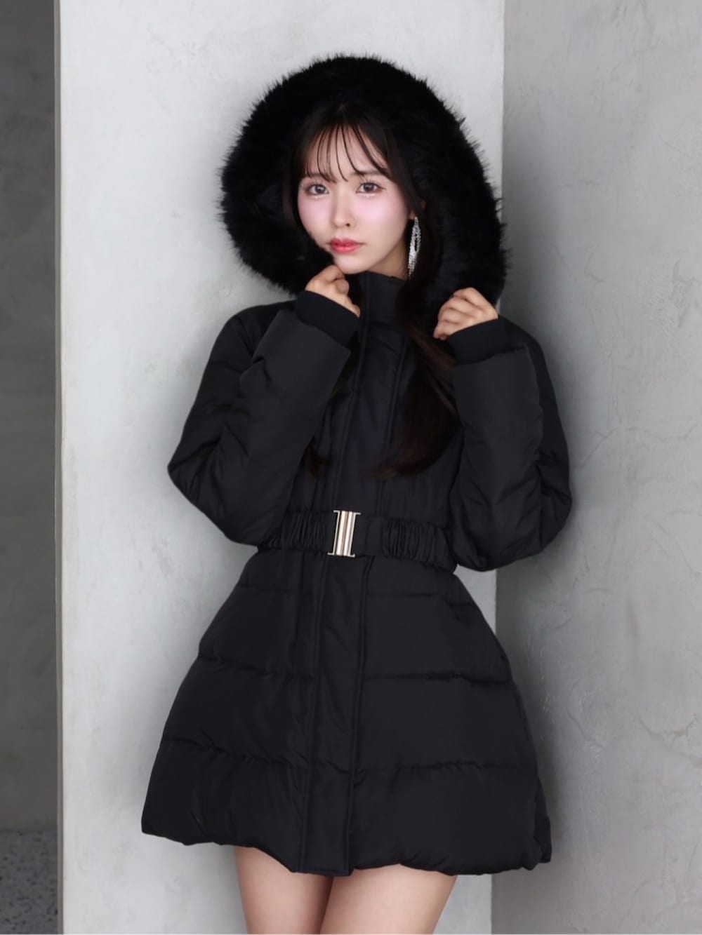 ブラック系のダウンジャケット/コート、ブラック系のブーツを着用したレディースの秋コーディネートの4枚目の写真