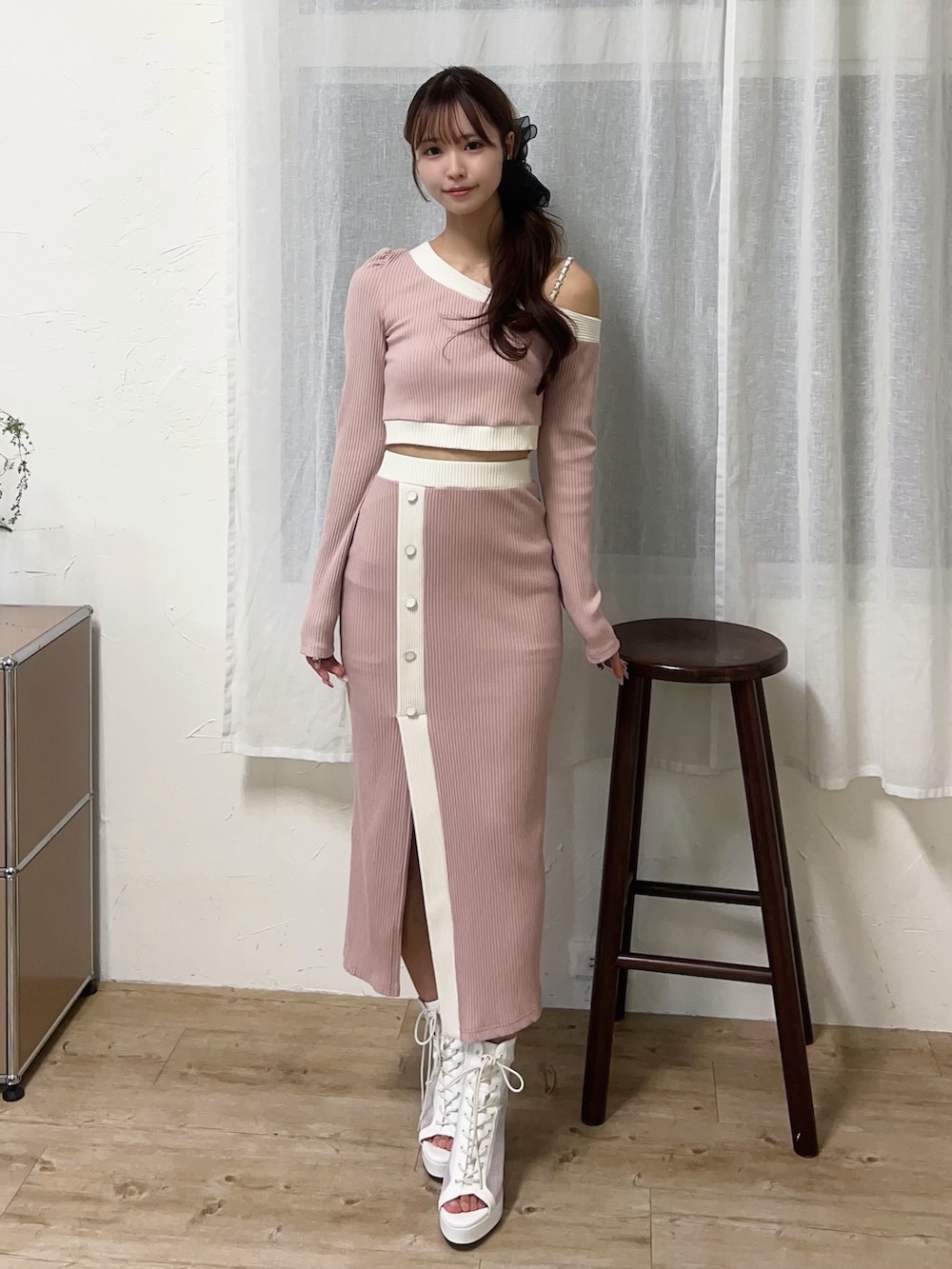 ピンク系のスカート、ピンク系のTシャツ/カットソー、ホワイト系のブーツを着用したレディースの冬コーディネートの2枚目の写真