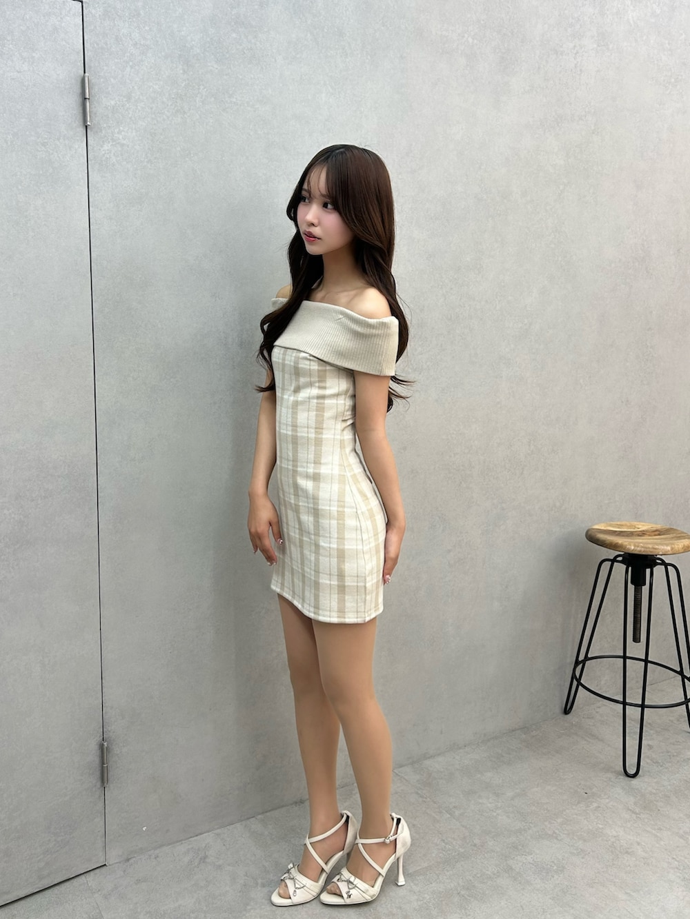 ベージュ系のワンピース、ホワイト系のサンダルを着用したレディースの夏コーディネートの2枚目の写真
