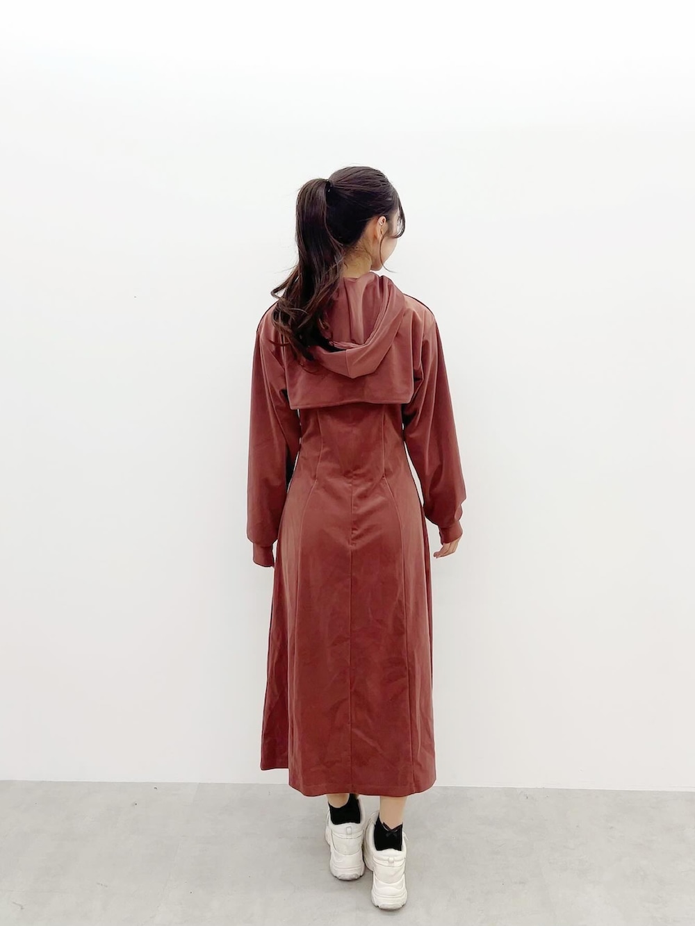 ピンク系のワンピースを着用したレディースの冬コーディネートの3枚目の写真