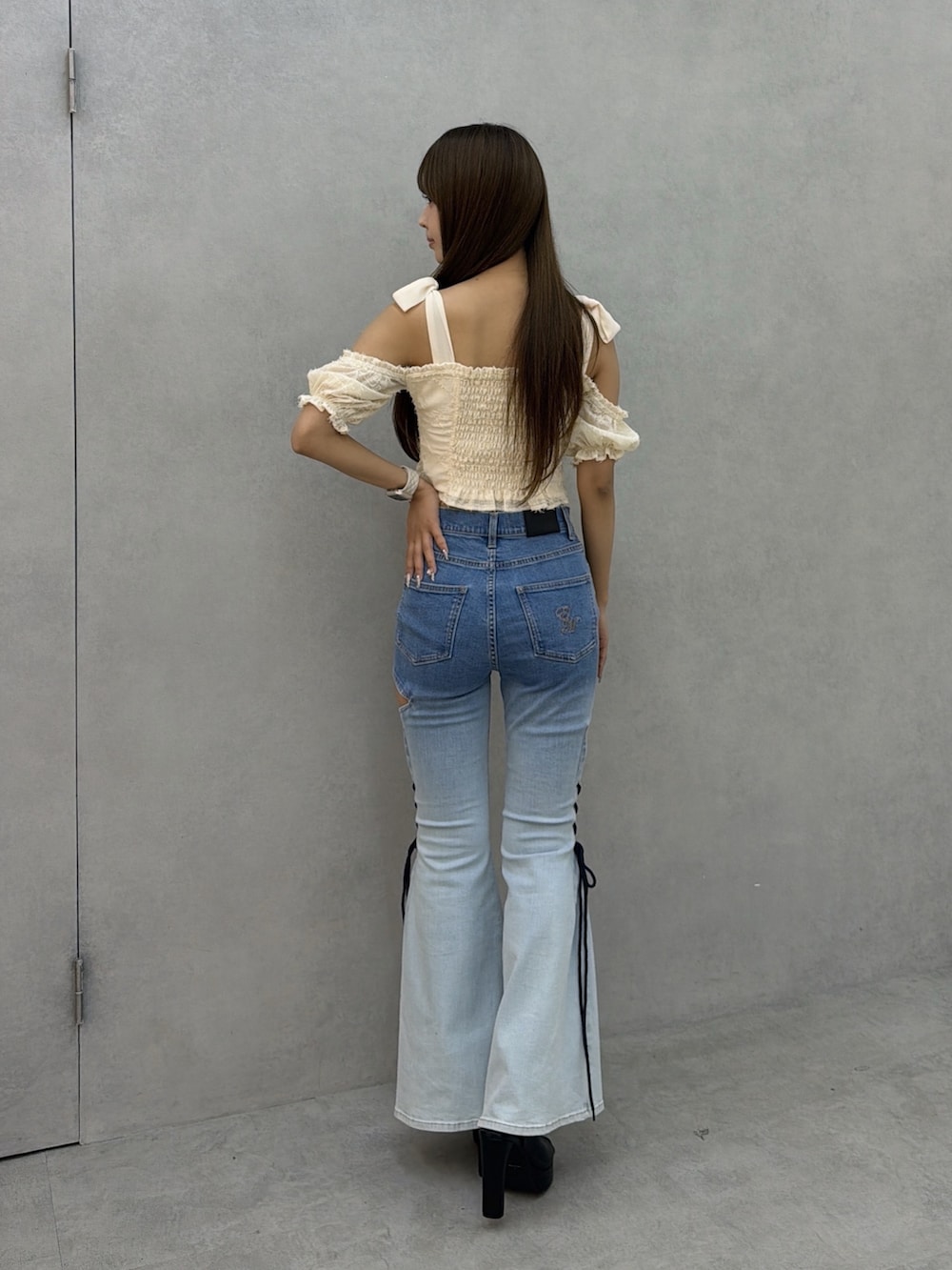 その他のデニムパンツ、ブラック系のサンダル、ホワイト系のシャツ/ブラウスを着用したレディースの夏コーディネートの4枚目の写真
