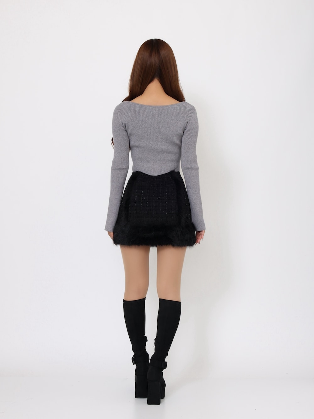 ブラック系のスカート、ブラック系のブーツ、グレー系のニット/セーターを着用したレディースの夏コーディネートの4枚目の写真