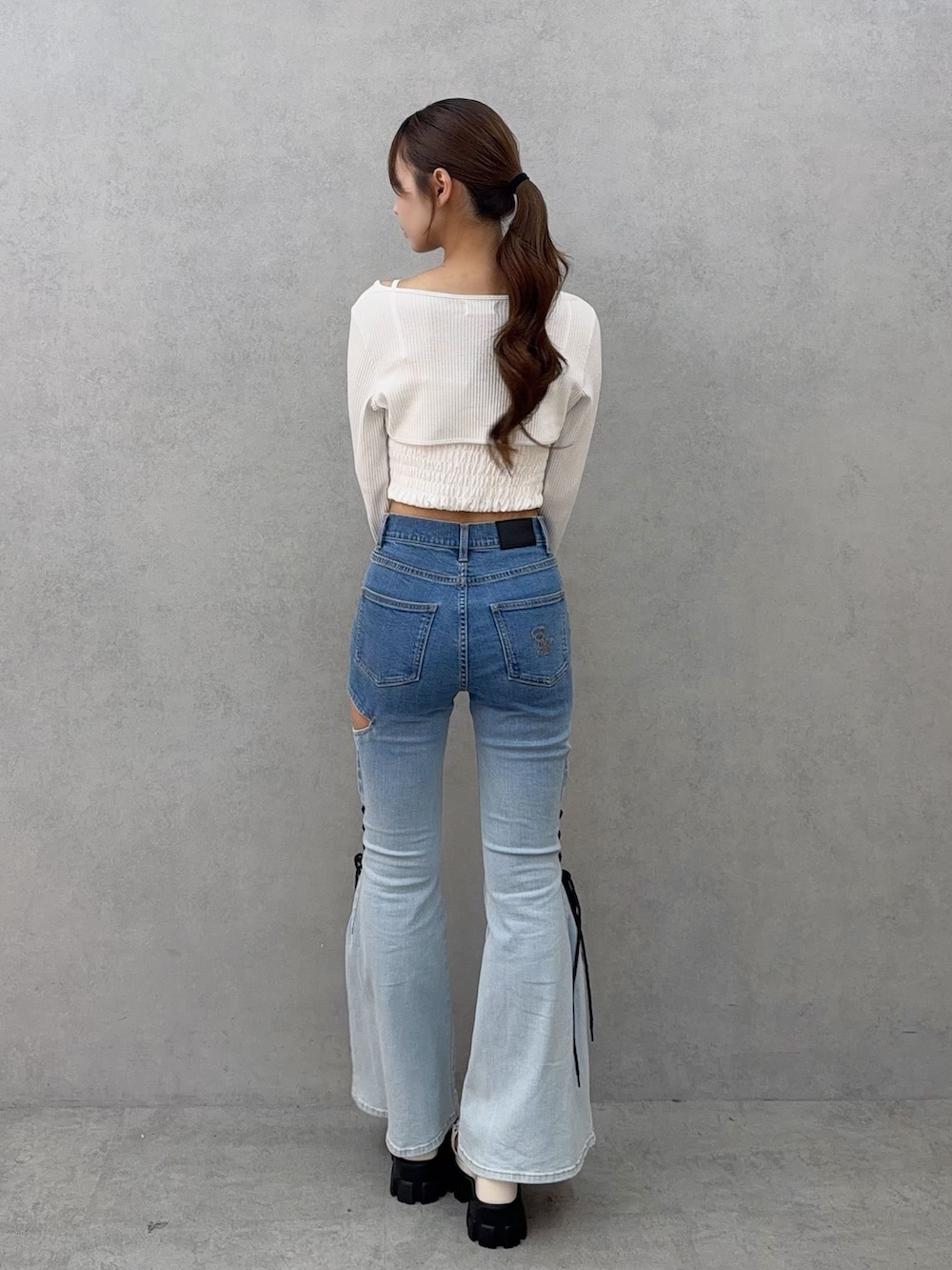 その他のデニムパンツ、ホワイト系のシャツ/ブラウス、ホワイト系のサンダルを着用したレディースの夏コーディネートの4枚目の写真