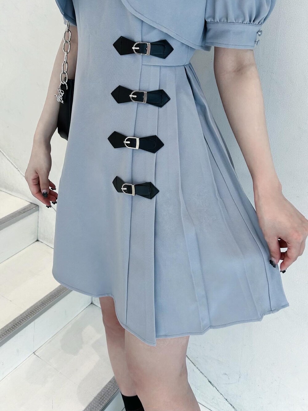 ブルー系のワンピース、ブラック系のショルダーバッグ、ブラック系のサンダルを着用したレディースの春コーディネートの4枚目の写真