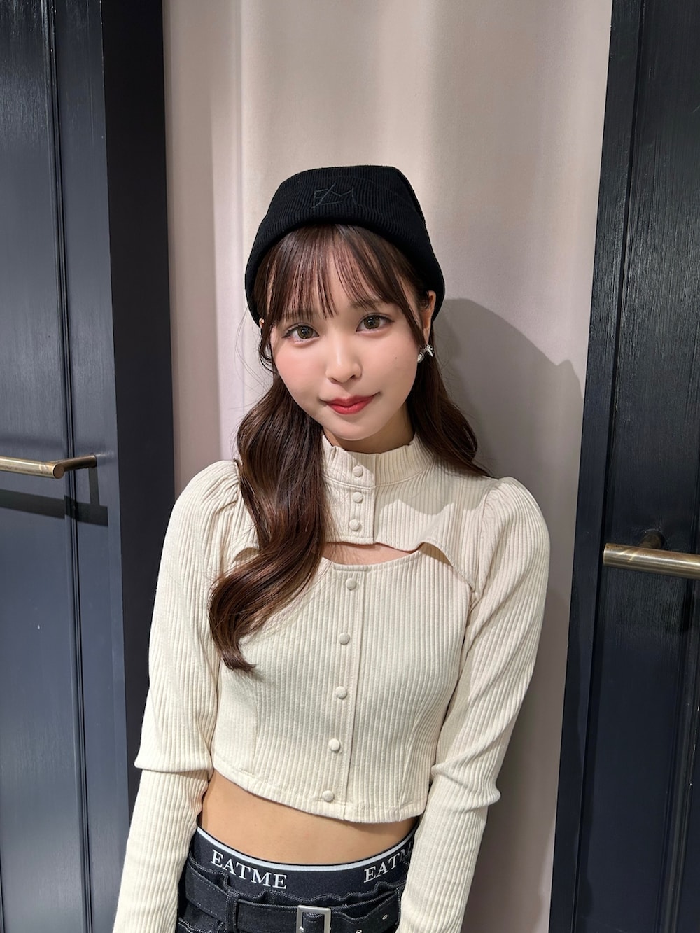 ホワイト系のTシャツ/カットソー、ブラック系のスカート、ブラック系のローファーを着用したレディースの秋コーディネートの3枚目の写真