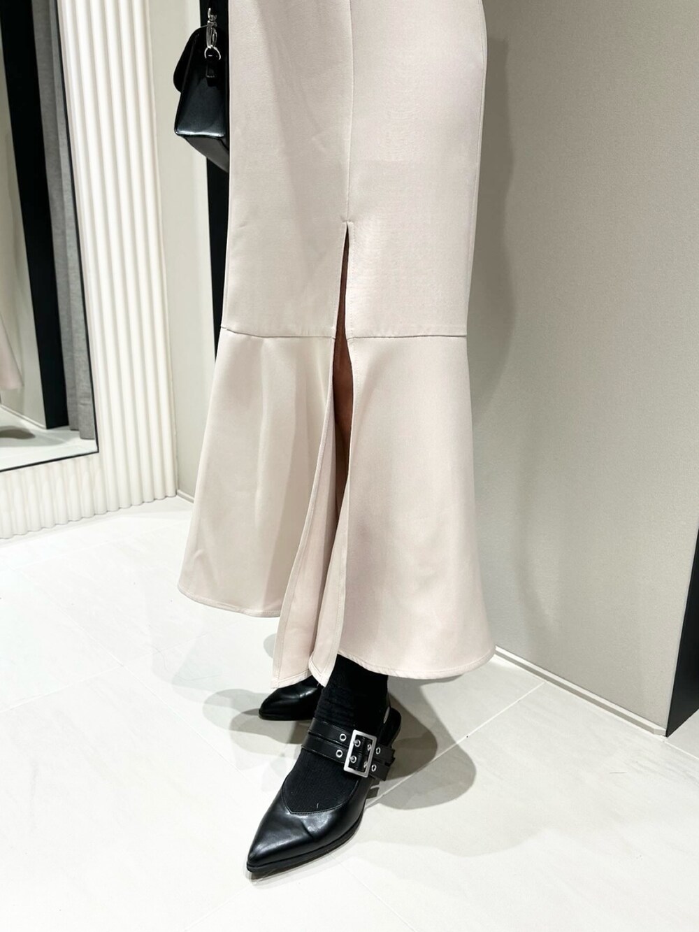 ピンク系のワンピース、ブラック系のパンプスを着用したレディースの春コーディネートの6枚目の写真