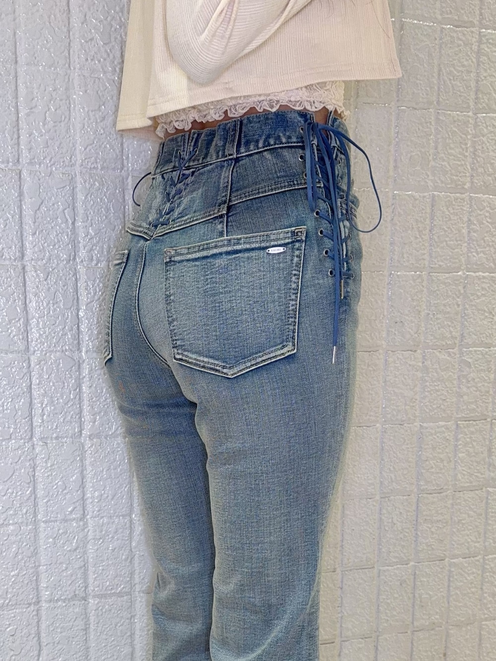 イエロー系のTシャツ/カットソー、ブルー系のデニムパンツ、イエロー系のサンダルを着用したレディースの春コーディネートの6枚目の写真