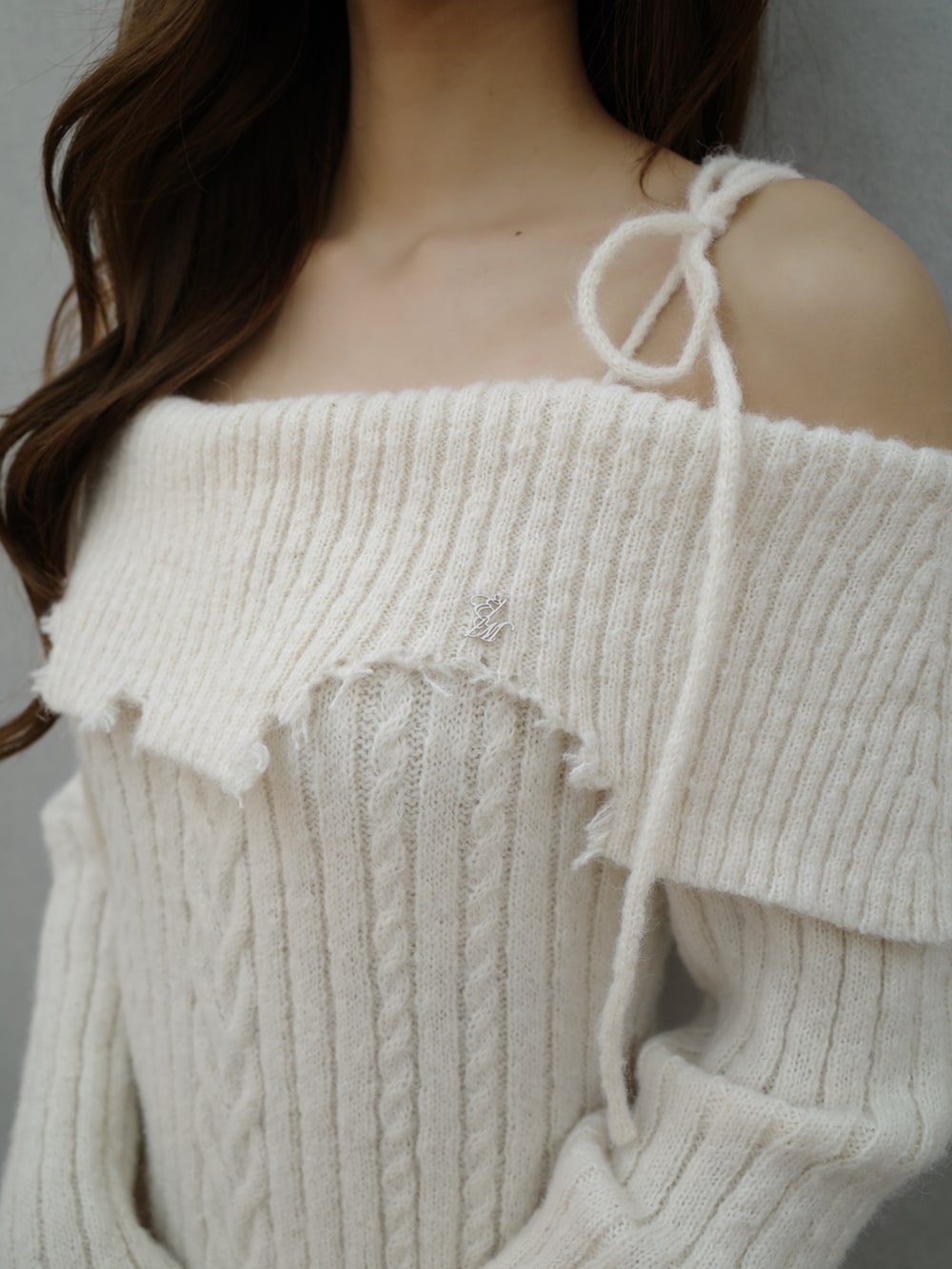 ホワイト系のワンピース、ブラック系のブーツ、ブラック系のハンドバッグを着用したレディースの秋コーディネートの5枚目の写真