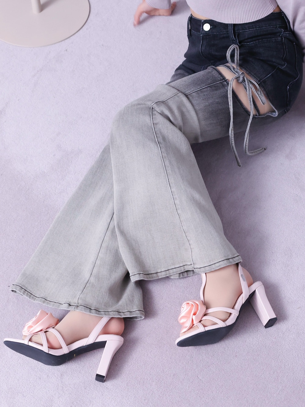 ブラック系のデニムパンツ、ピンク系のサンダル、ピンク系のニット/セーターを着用したレディースの春コーディネートの5枚目の写真