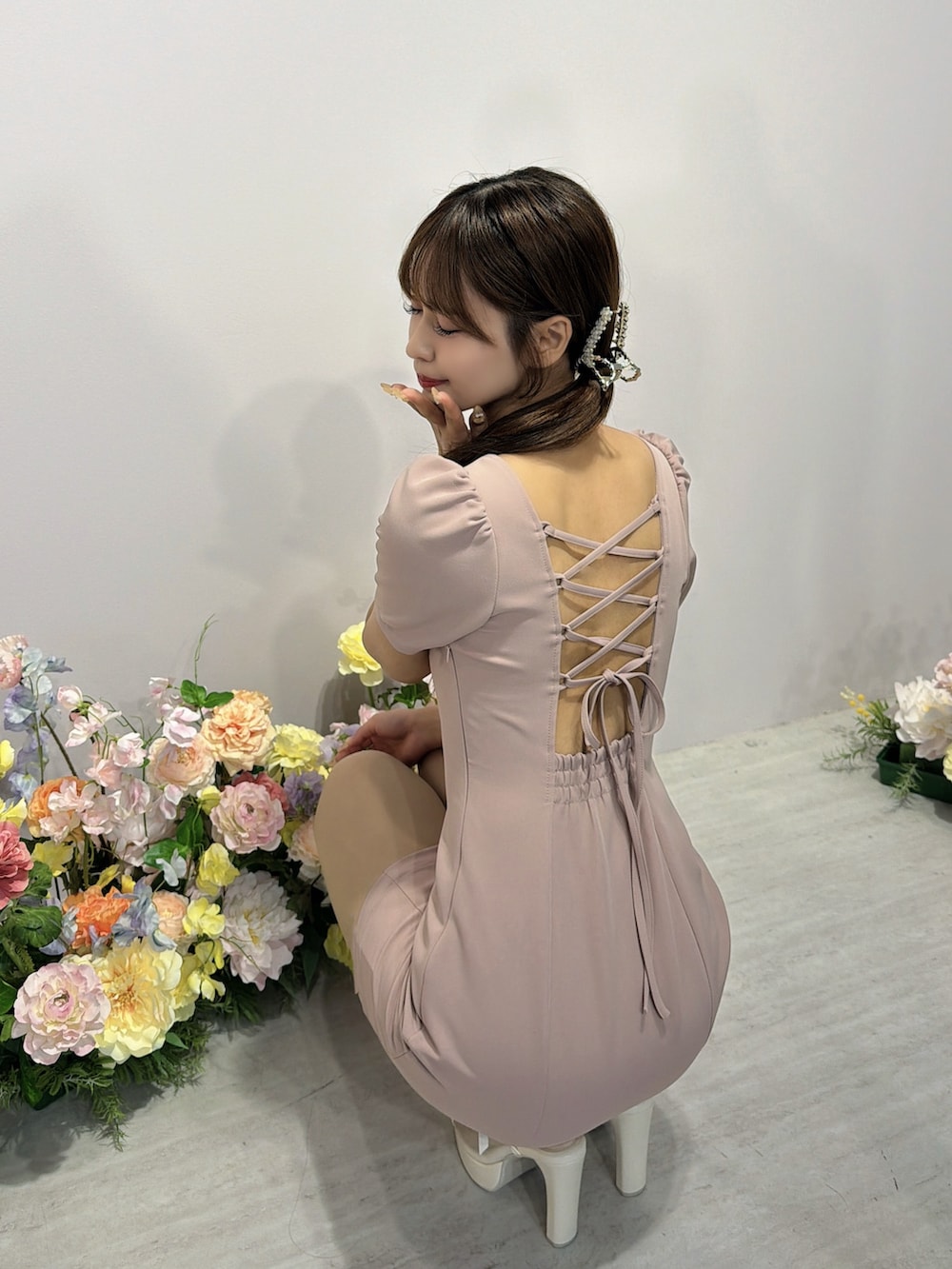 ピンク系のワンピース、ホワイト系のサンダル、ゴールド系のバレッタ/ヘアクリップを着用したレディースの春コーディネートの6枚目の写真