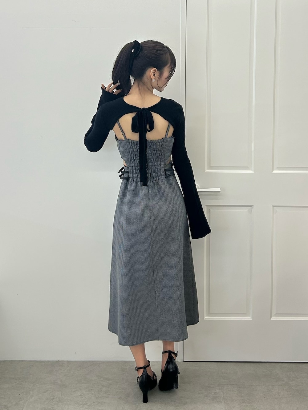 その他のワンピース、ブラック系のパンプスを着用したレディースの夏コーディネートの3枚目の写真