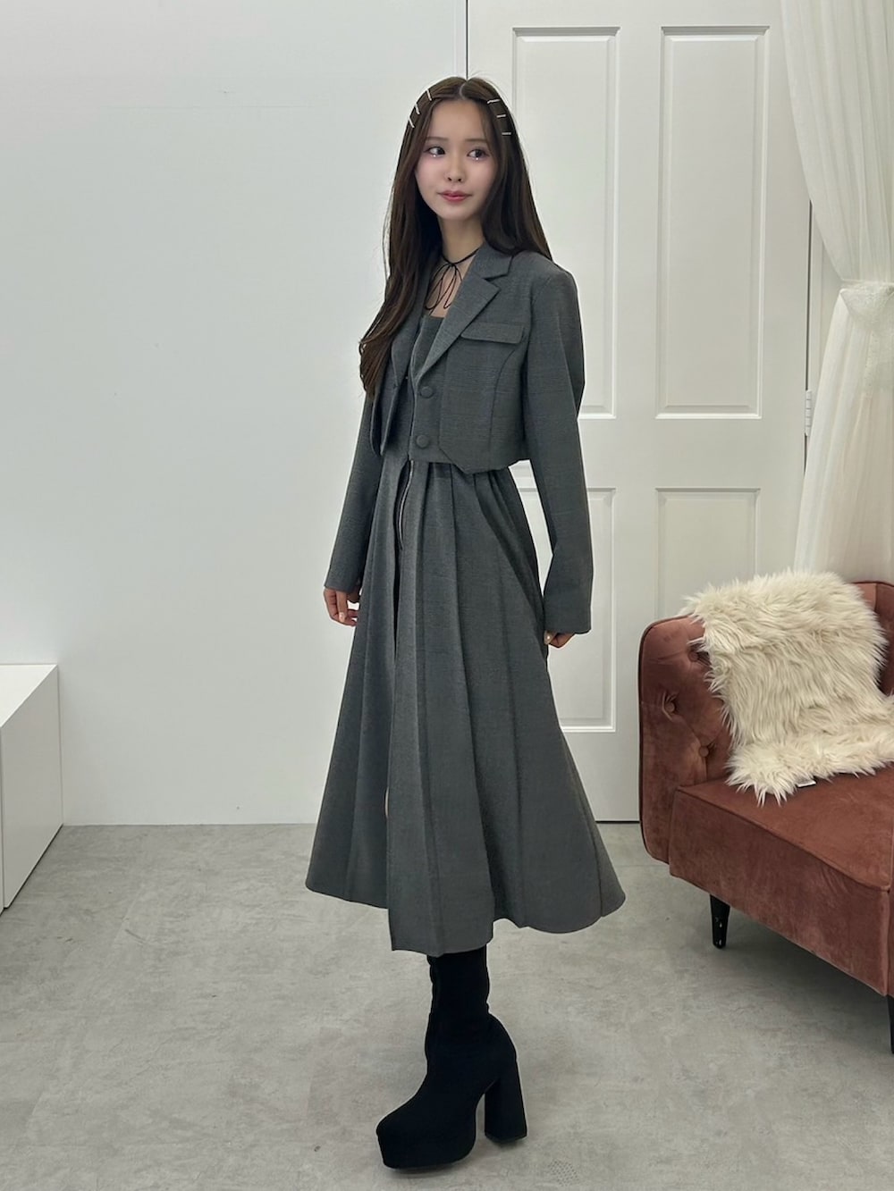 その他のテーラードジャケット、その他のワンピース、ブラック系のブーツを着用したレディースの夏コーディネートの5枚目の写真