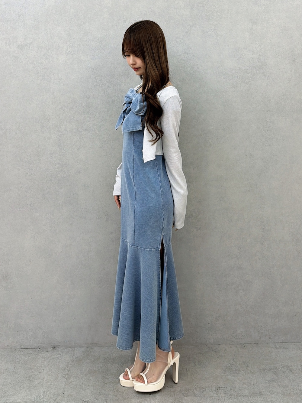 ブルー系のワンピース、グレー系のカーディガン/ボレロ、ホワイト系のサンダルを着用したレディースの春コーディネートの3枚目の写真