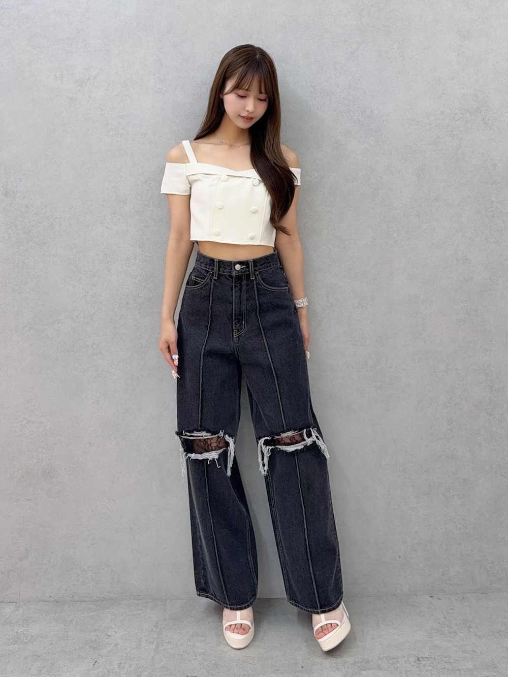 ホワイト系のシャツ/ブラウス、ブラック系のデニムパンツ、ホワイト系のサンダルを着用したレディースの春コーディネートの2枚目の写真