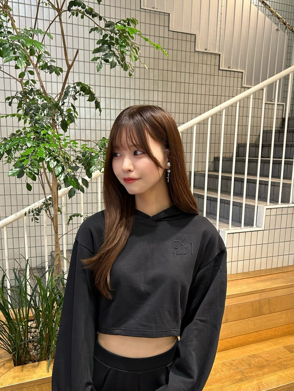 ブラック系のパーカー、ブラック系のその他パンツ、ブラック系のショルダーバッグを着用したレディースの秋コーディネートの3枚目の写真