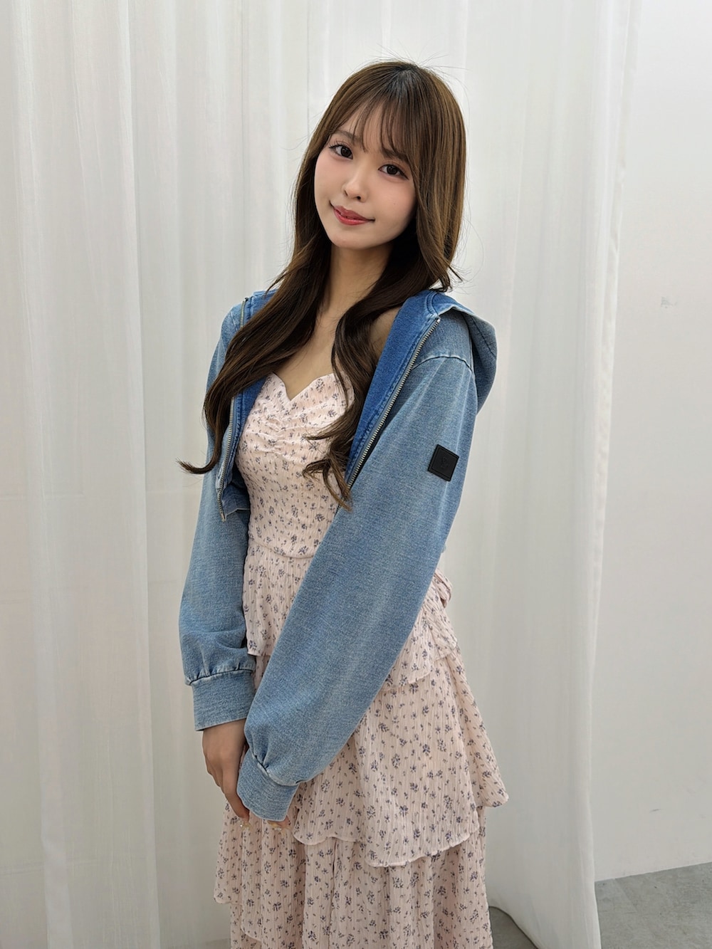 ブルー系のパーカー、ピンク系のワンピース、ホワイト系のサンダルを着用したレディースの春コーディネートの7枚目の写真