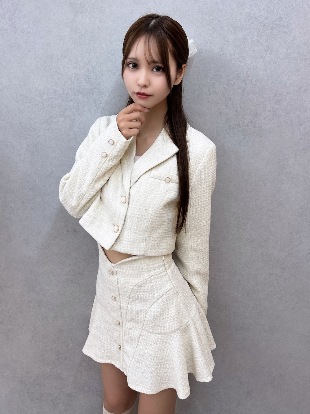 ホワイト系のスカート、ホワイト系のテーラードジャケット、ホワイト系のブーツを着用したレディースの秋コーディネートの5枚目の写真