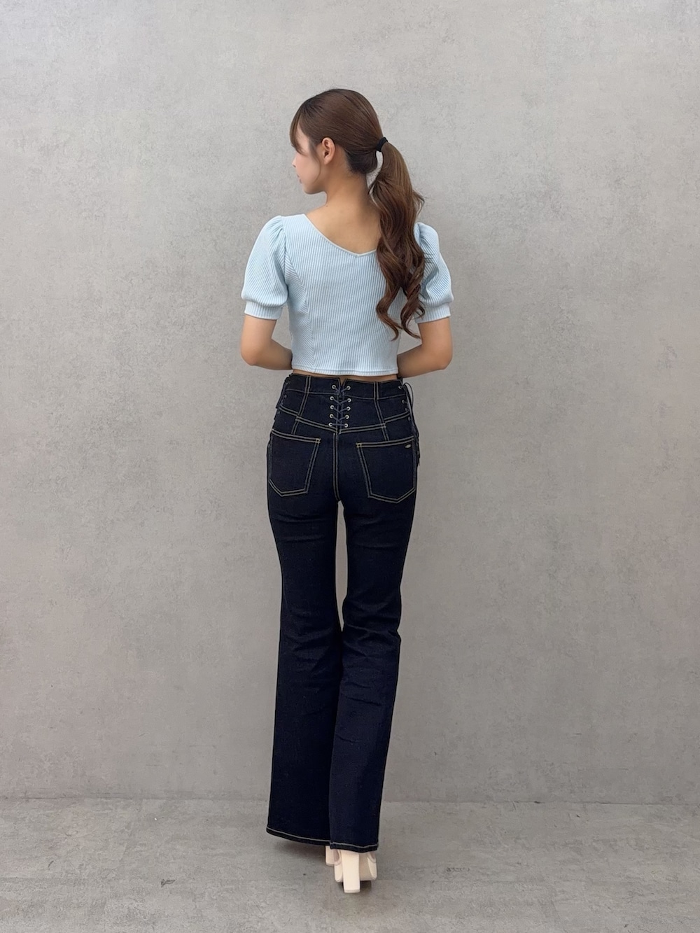 ブルー系のデニムパンツ、ブルー系のTシャツ/カットソー、ホワイト系のサンダルを着用したレディースの夏コーディネートの4枚目の写真