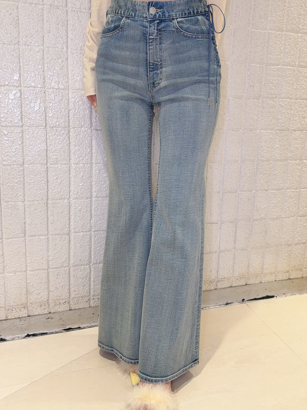 イエロー系のTシャツ/カットソー、ブルー系のデニムパンツ、イエロー系のサンダルを着用したレディースの春コーディネートの5枚目の写真