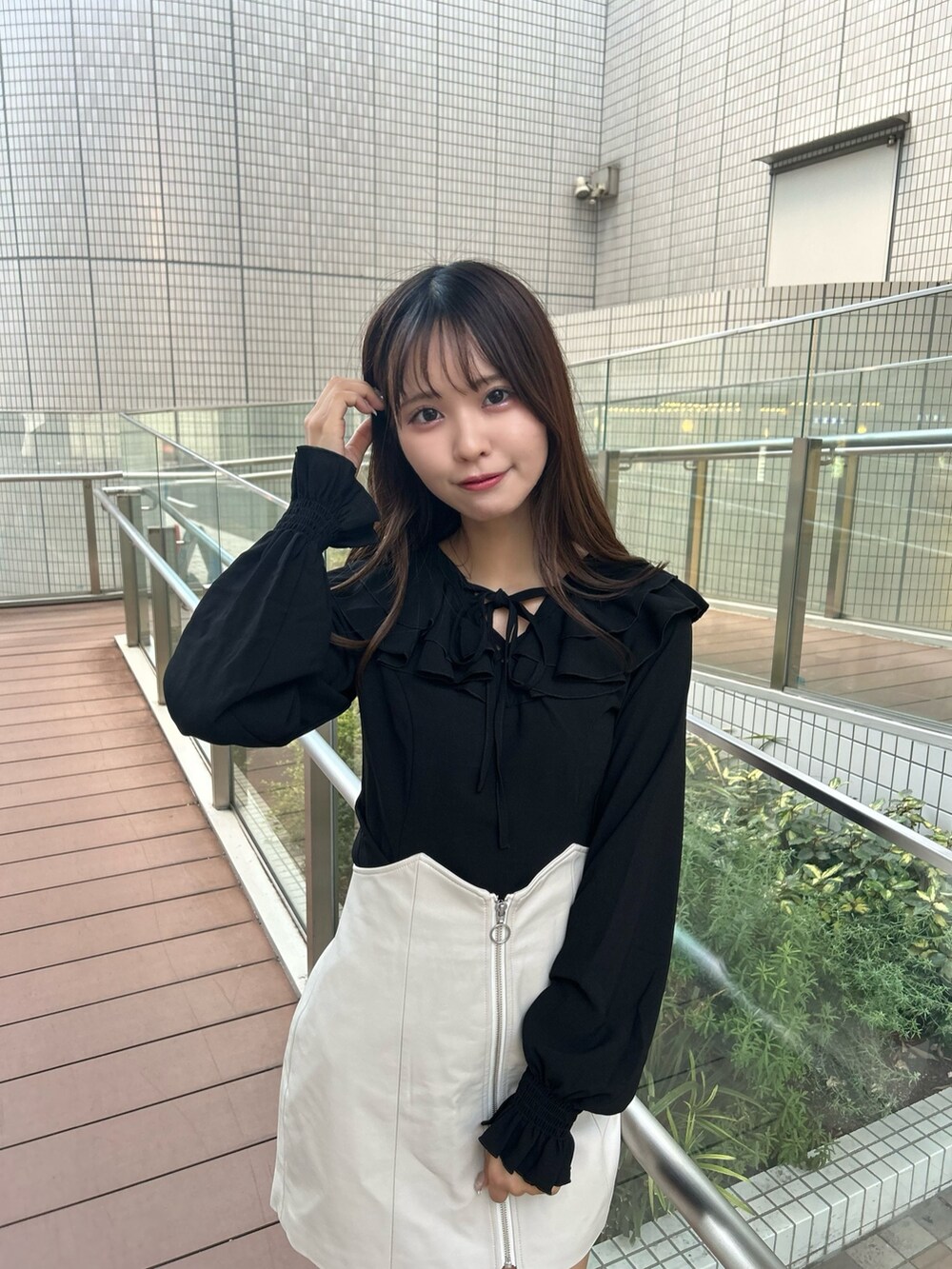 ブラック系のブーツ、ブラック系のシャツ/ブラウス、ホワイト系のスカートを着用したレディースの夏コーディネートの2枚目の写真