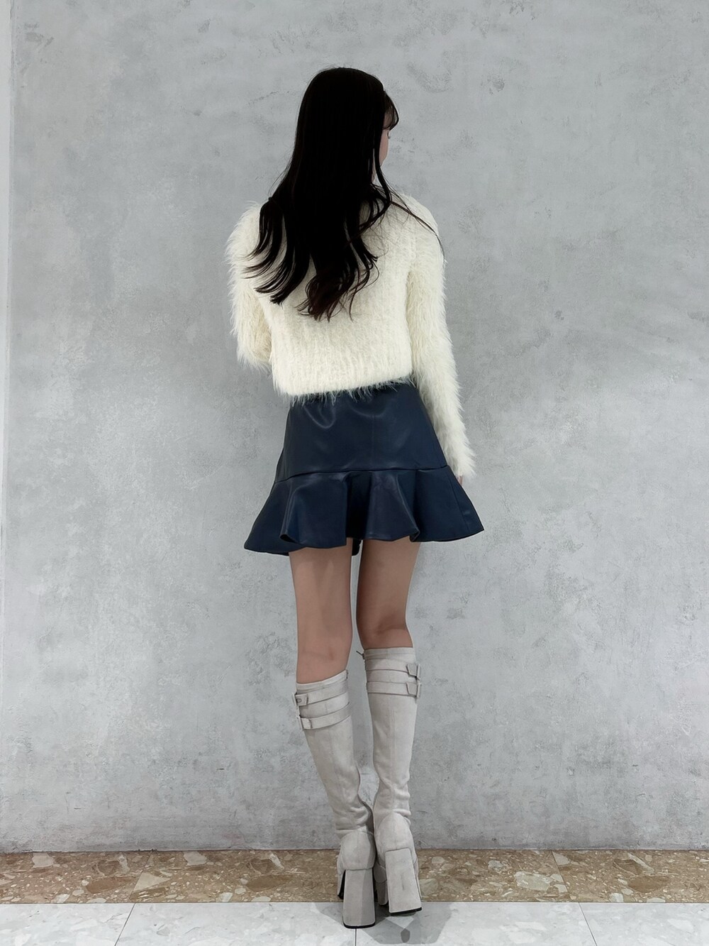 ホワイト系のカーディガン/ボレロ、ホワイト系のニット/セーター、ブルー系のスカートを着用したレディースの秋コーディネートの3枚目の写真