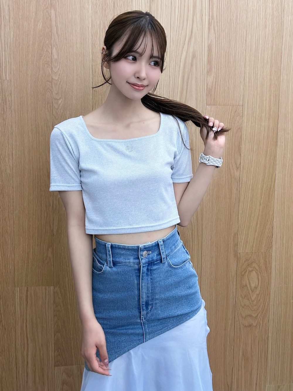 シルバー系のTシャツ/カットソー、ブルー系のデニムスカート、ホワイト系のサンダルを着用したレディースの夏コーディネートの5枚目の写真