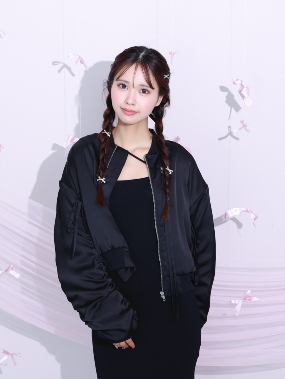 ブラック系のブルゾン、ブラック系のワンピース、ブラック系のブーツを着用したレディースの冬コーディネートの3枚目の写真