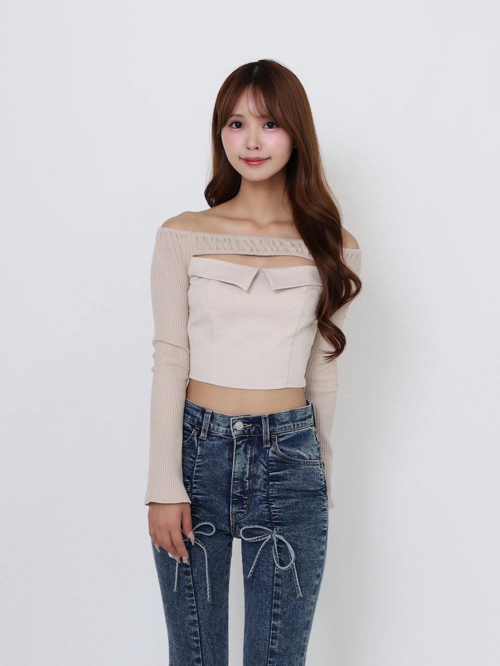 ブラック系のブーツ、ベージュ系のTシャツ/カットソー、ブルー系のデニムパンツを着用したレディースの秋コーディネートの6枚目の写真