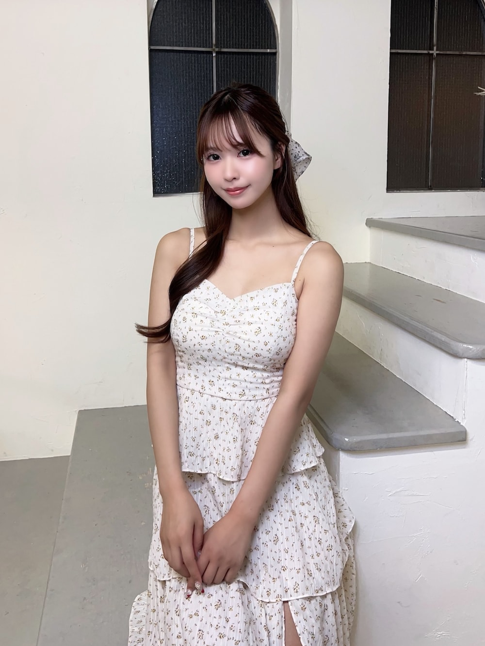 ホワイト系のワンピース、ホワイト系のTシャツ/カットソー、イエロー系のサンダルを着用したレディースの春コーディネートの7枚目の写真