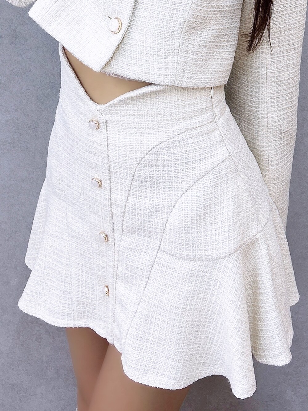 ホワイト系のスカート、ホワイト系のテーラードジャケット、ホワイト系のブーツを着用したレディースの秋コーディネートの6枚目の写真