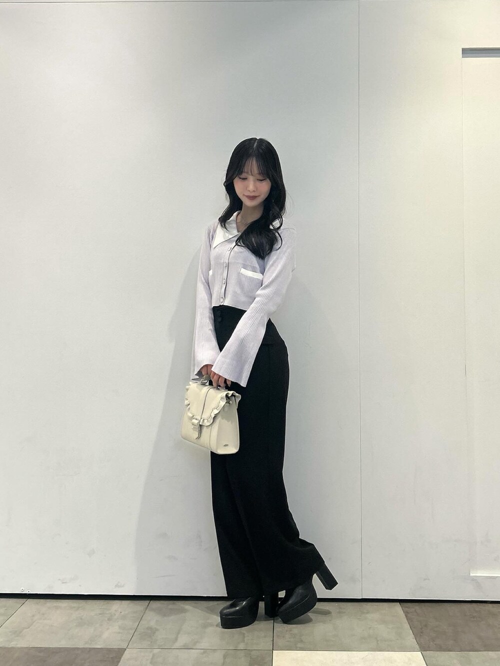 ブルー系のカーディガン/ボレロ、ブラック系のその他パンツ、ブラック系のパンプスを着用したレディースの冬コーディネートの2枚目の写真
