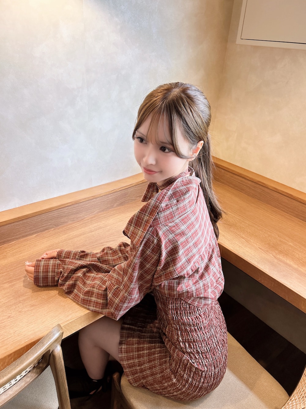 レッド系のワンピース、ブラック系のサンダルを着用したレディースの秋コーディネートの8枚目の写真