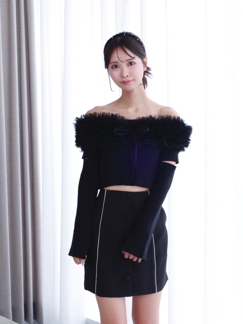 ブラック系のスカート、ブラック系のパンプス、ブラック系のニット/セーターを着用したレディースの秋コーディネートの6枚目の写真