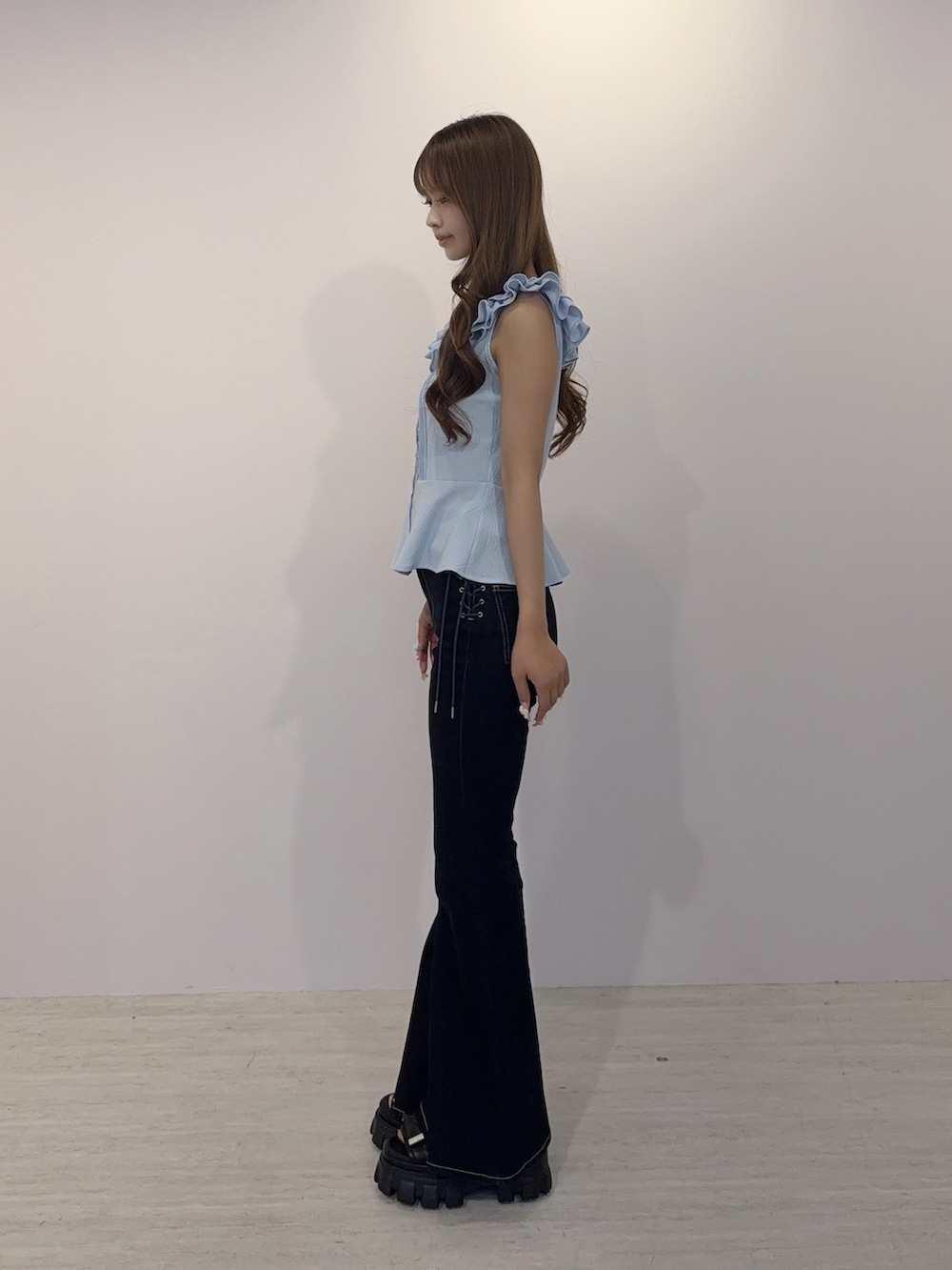 ブルー系のデニムパンツ、ブルー系のシャツ/ブラウス、ブラック系のサンダルを着用したレディースの夏コーディネートの3枚目の写真