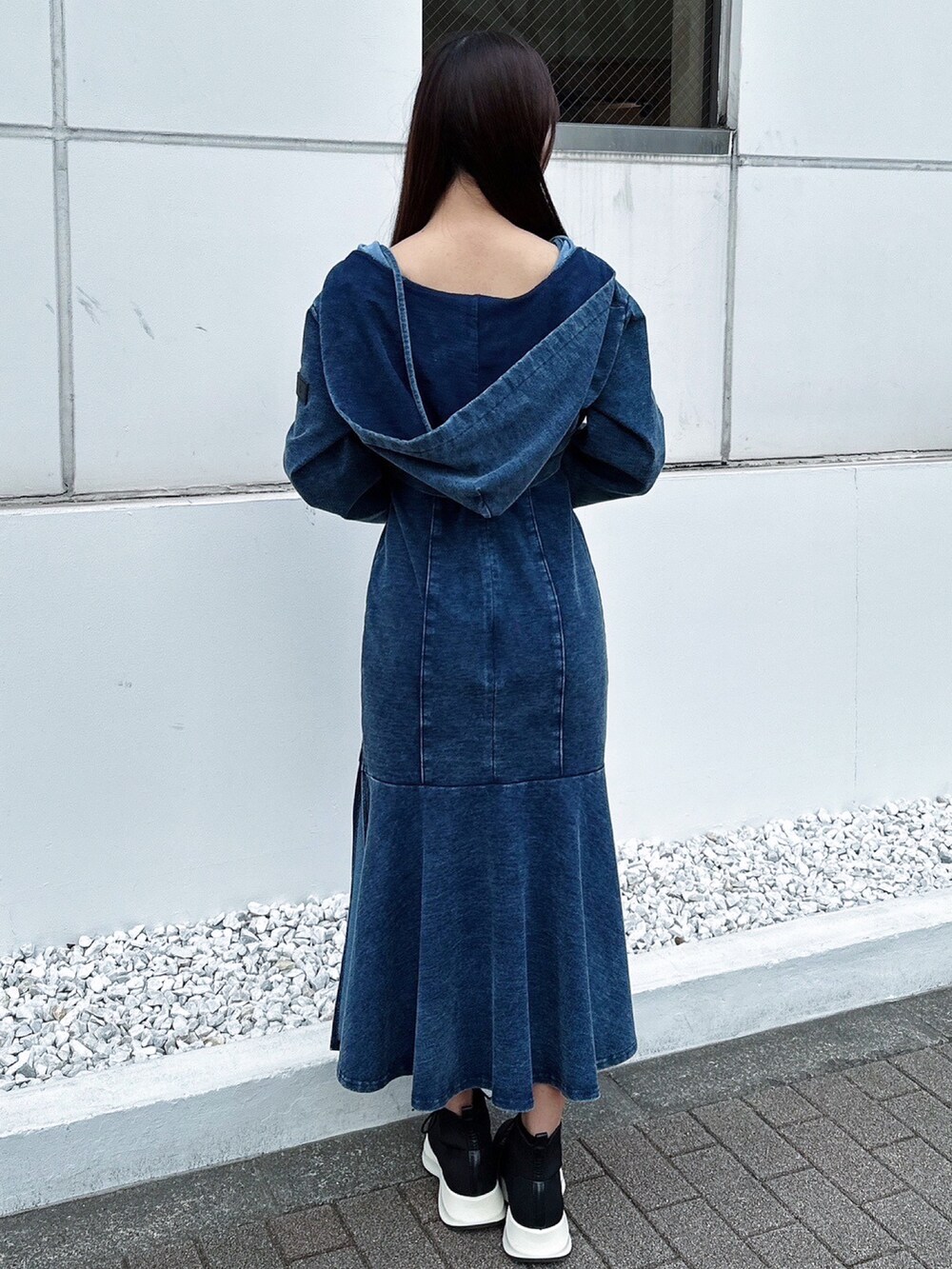 ブルー系のワンピース、ブルー系のパーカー、ブラック系のブーツを着用したレディースの春コーディネートの3枚目の写真
