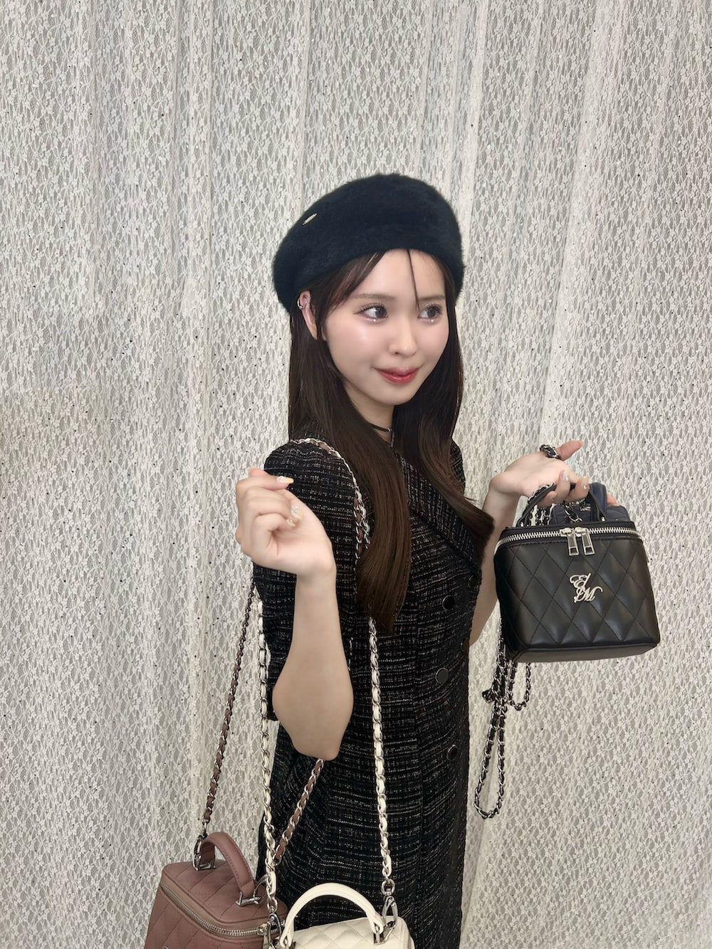 ホワイト系のハンドバッグ、ブラック系のワンピース、ブラック系のパンプスを着用したレディースの夏コーディネートの7枚目の写真