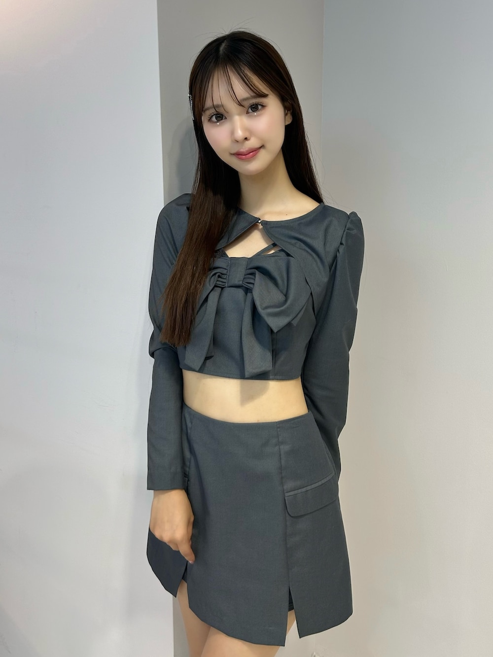 グレー系のワンピース、ブラック系のブーツ、シルバー系のヘアピンを着用したレディースの秋コーディネートの4枚目の写真