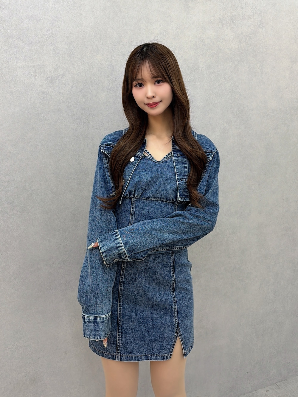 ブルー系のワンピース、ホワイト系のサンダルを着用したレディースの春コーディネートの6枚目の写真