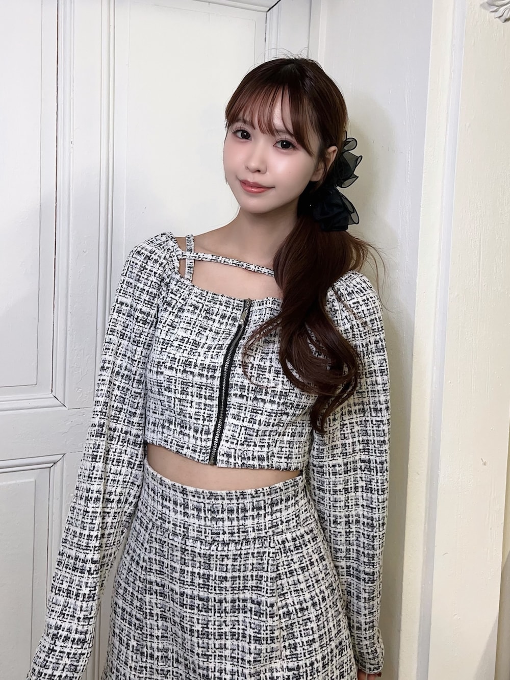 ブラック系のスカート、ブラック系のシャツ/ブラウス、ブラック系のブーツを着用したレディースの春コーディネートの5枚目の写真