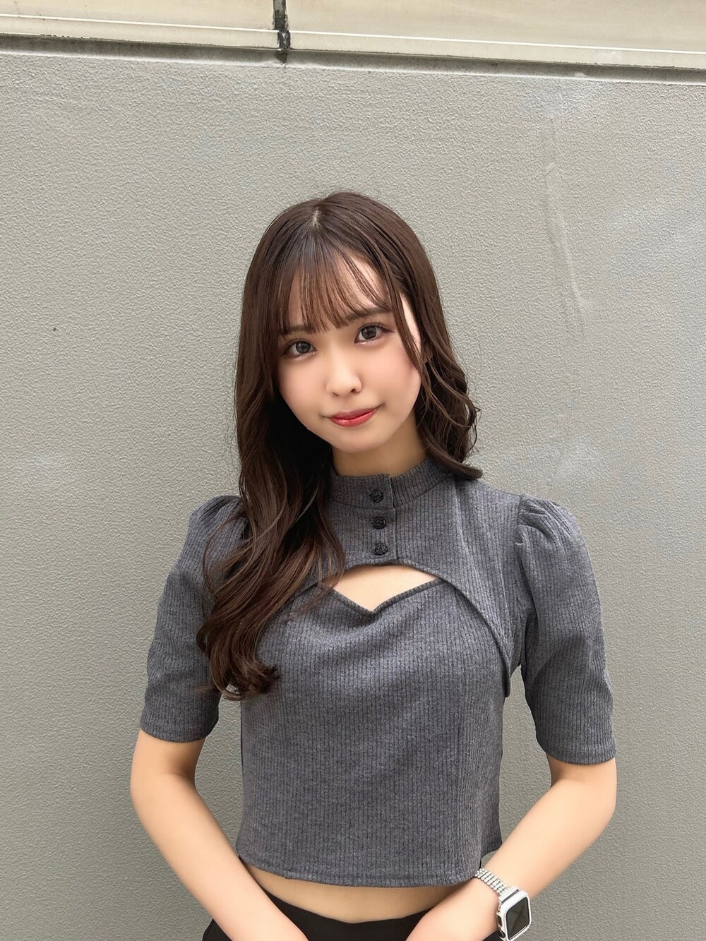 グレー系のTシャツ/カットソー、ブラック系のその他パンツ、ブラック系のサンダルを着用したレディースの春コーディネートの2枚目の写真