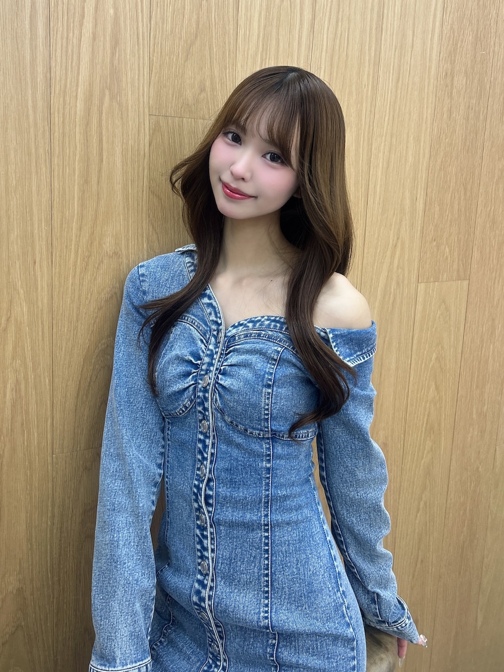 ブルー系のワンピース、ホワイト系のブーツを着用したレディースの冬コーディネートの5枚目の写真