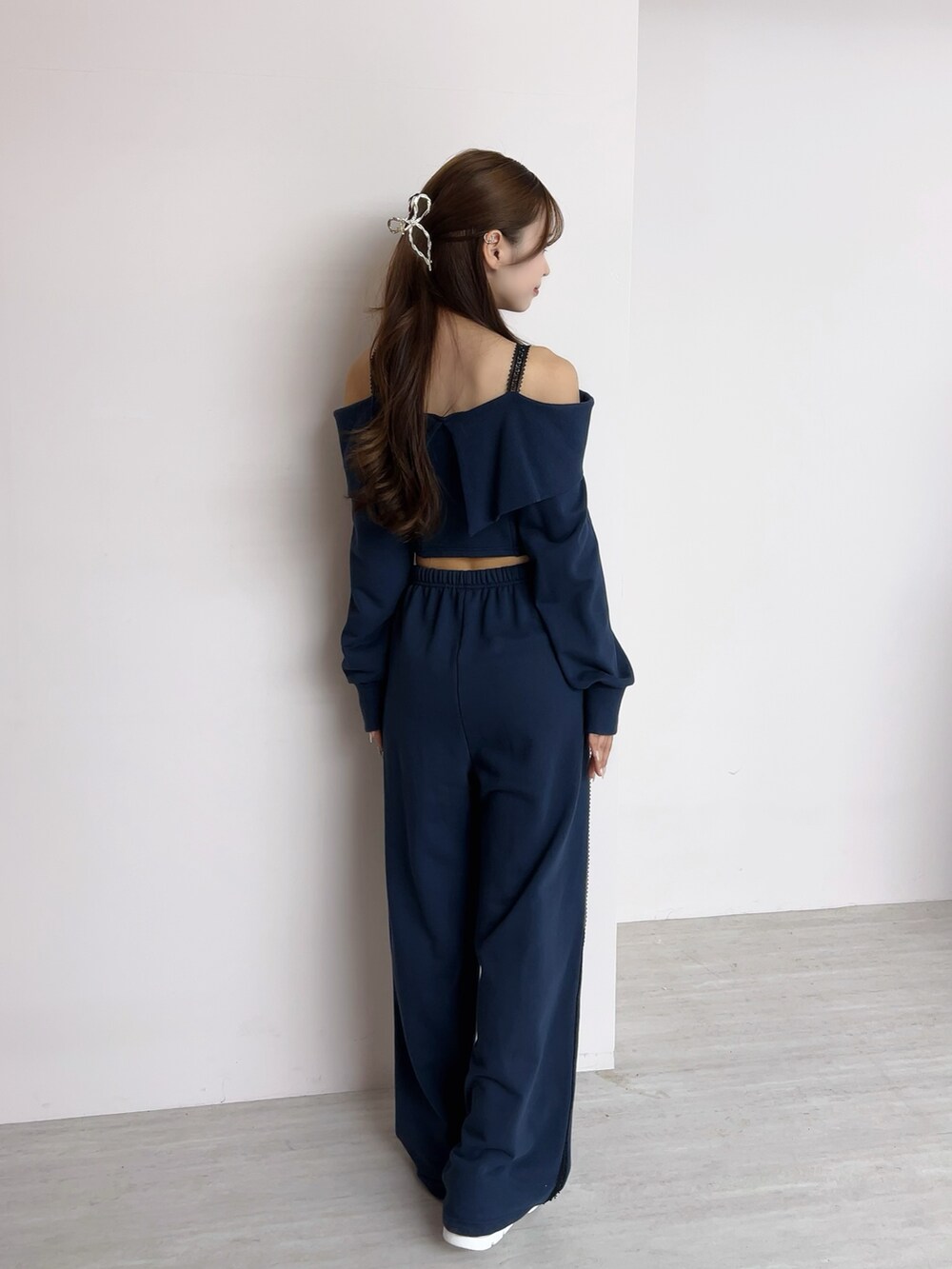 ブルー系のスウェットパンツ、ブルー系のTシャツ/カットソーを着用したレディースの夏コーディネートの3枚目の写真