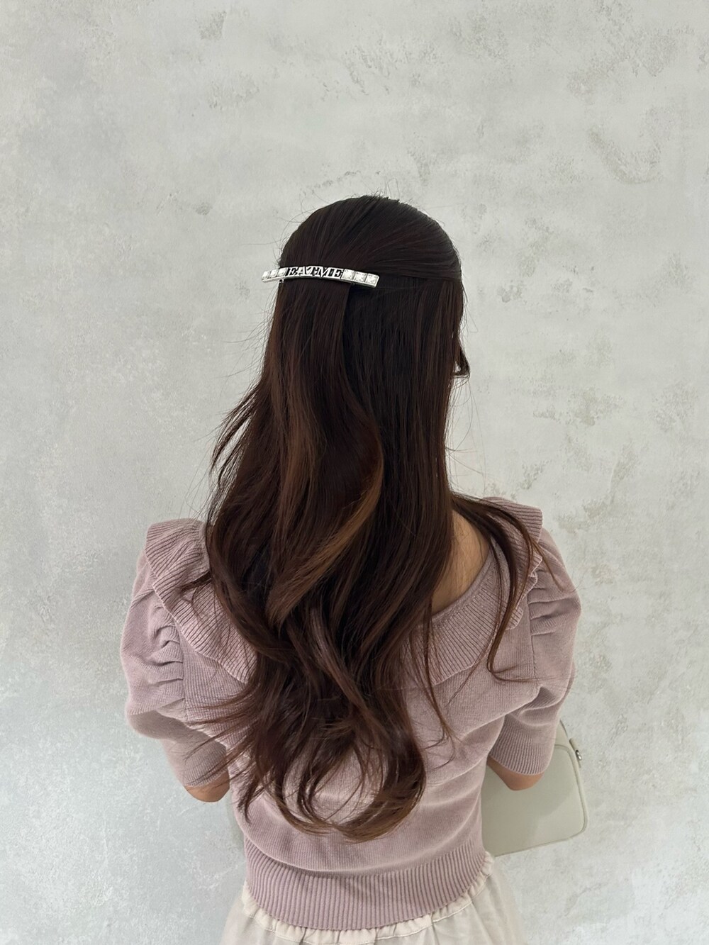 ピンク系のニット/セーター、ホワイト系のサンダル、ベージュ系のスカートを着用したレディースの夏コーディネートの4枚目の写真