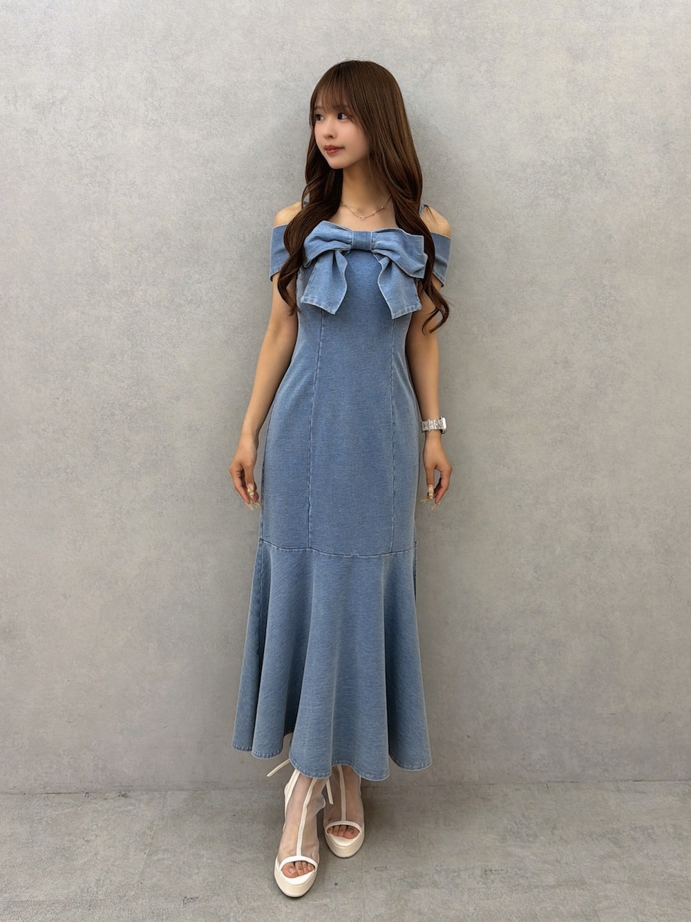 ブルー系のワンピース、ホワイト系のサンダルを着用したレディースの春コーディネートの2枚目の写真