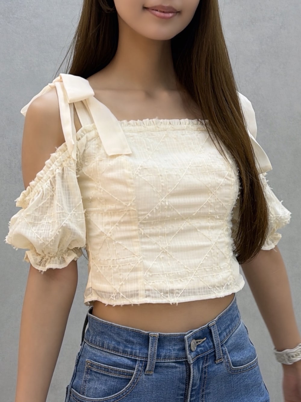 その他のデニムパンツ、ブラック系のサンダル、ホワイト系のシャツ/ブラウスを着用したレディースの夏コーディネートの5枚目の写真