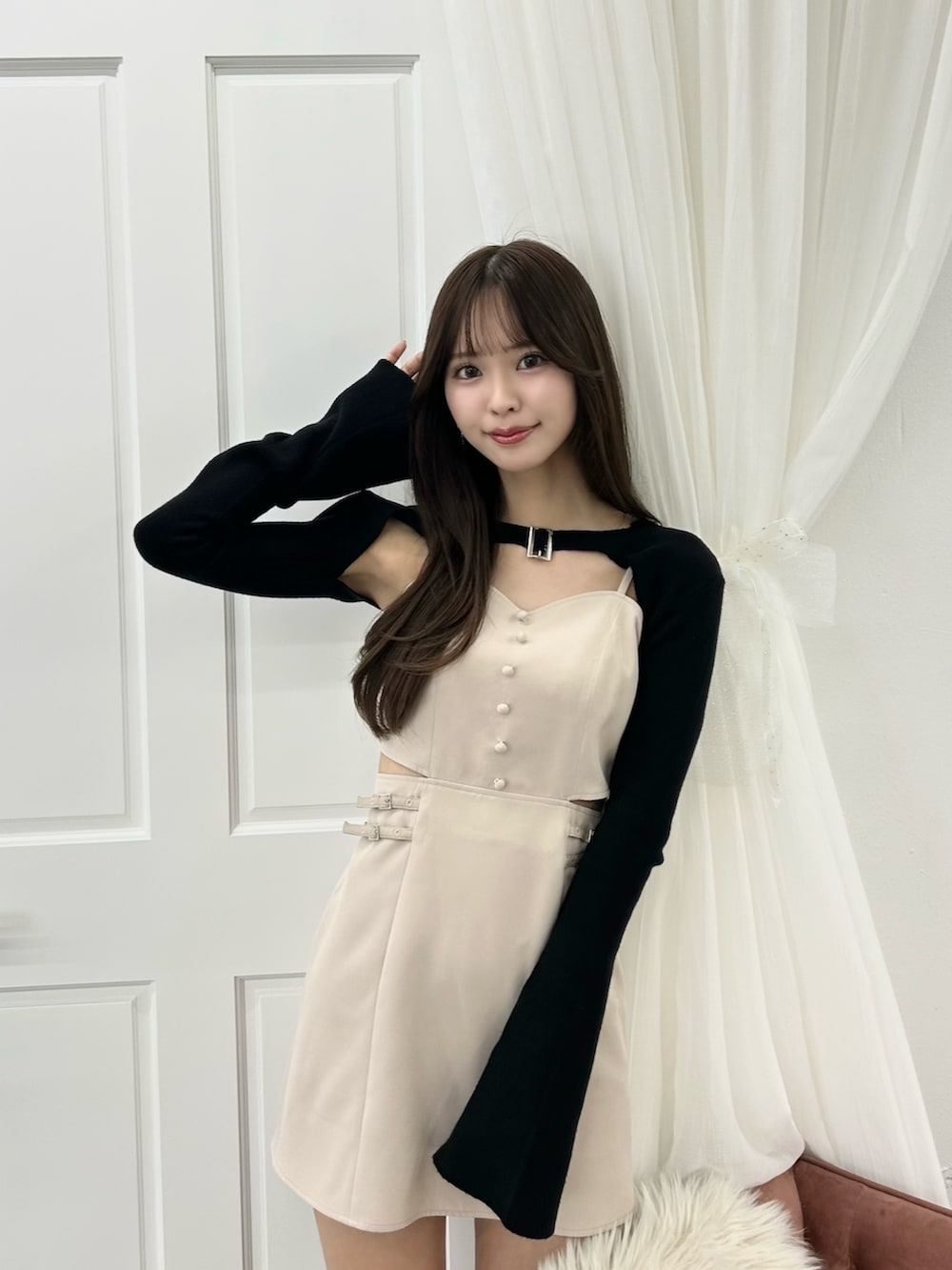 ベージュ系のワンピース、ブラック系のブーツを着用したレディースの夏コーディネートの2枚目の写真