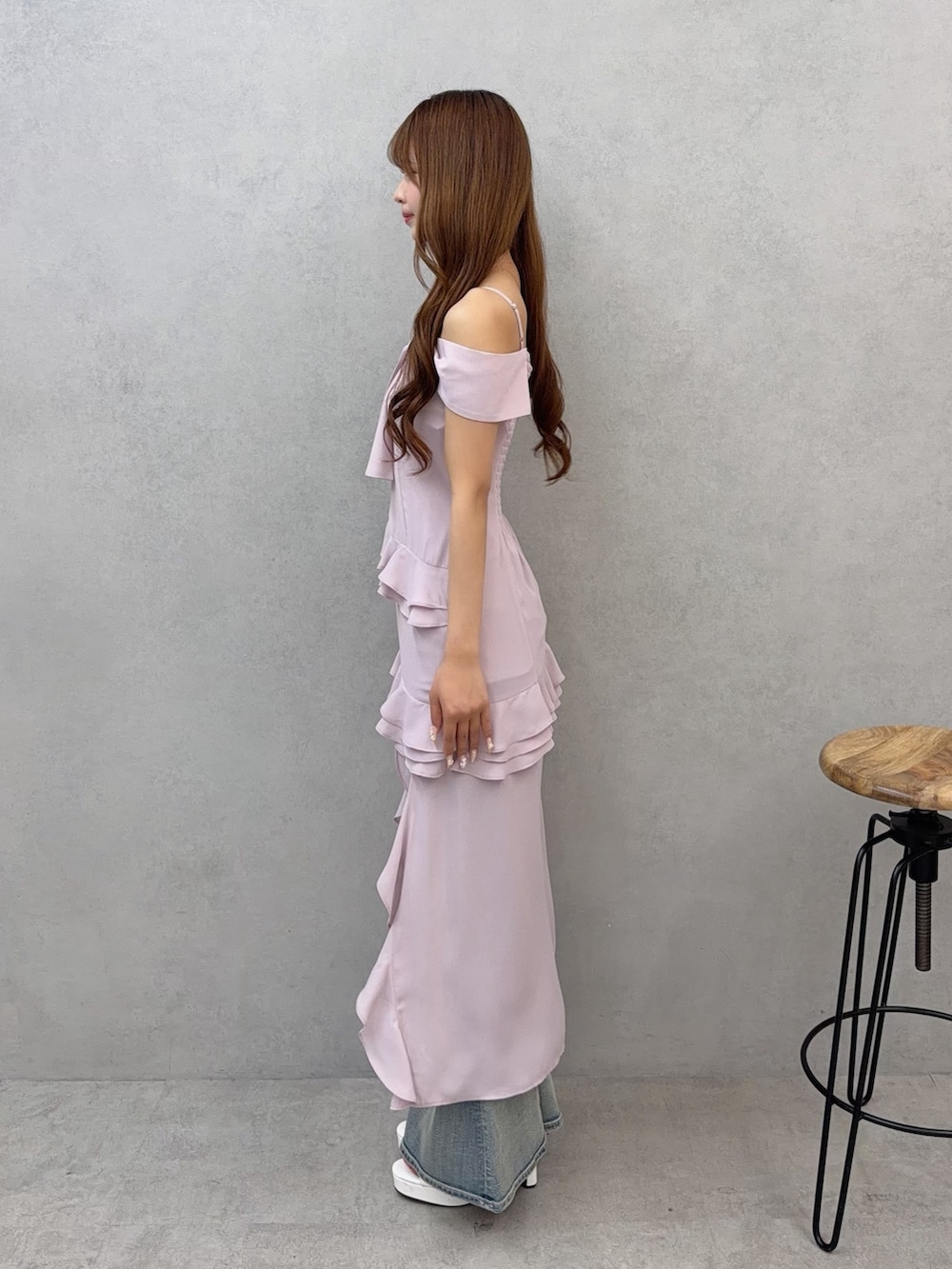 ピンク系のワンピース、ブルー系のデニムパンツを着用したレディースの春コーディネートの3枚目の写真